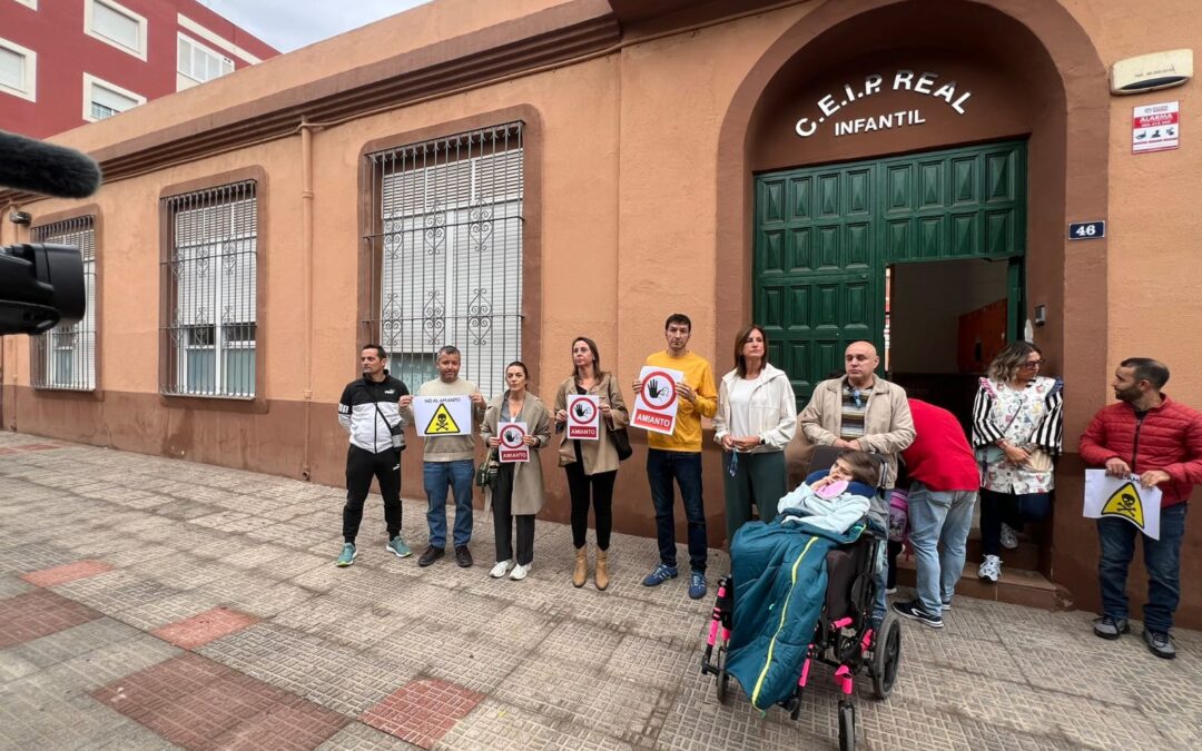 SATE STEs SE CONCENTRA FRENTE AL CEIP REAL POR EL MAL ESTADO DE SUS INSTALACIONES